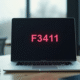 Espace de travail moderne avec écran affichant erreur F3411